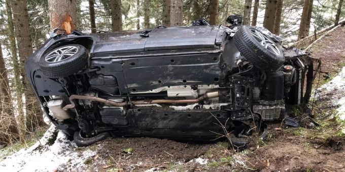 Am Sonntagmorgen schlitterte ein Auto rund sechzig Meter einen steilen Abhang hinunter. Auto