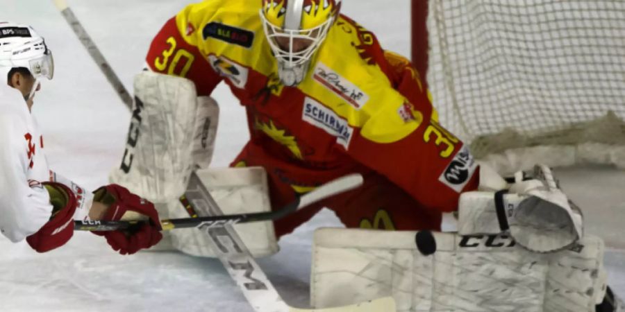 Der HC Sierre, hier im Bild mit Goalie Remo Giovannini, verpasste es in Zug, bis auf einen Punkt an die Playoff-Plätze heranzukommen