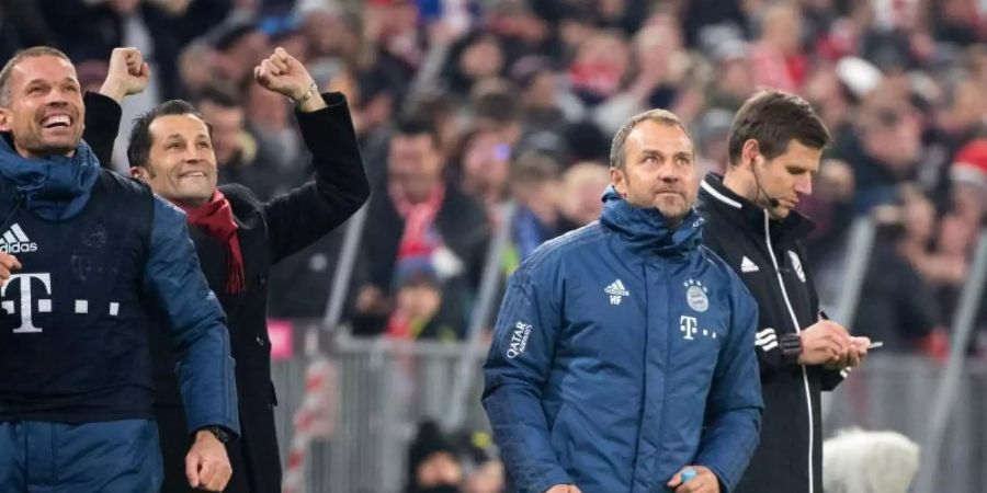 Feierstimmung: Bayern-Coach Hansi Flick freut sich über das 4:0 gegen den BVB. Foto: Matthias Balk/dpa