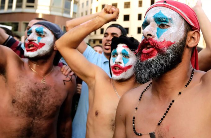 Geschminkte Demonstranten im Libanon. Joker