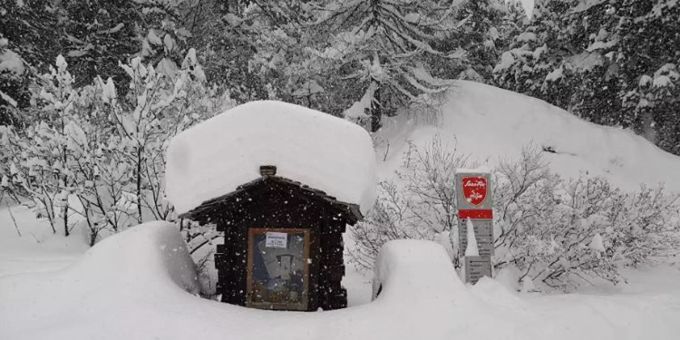 «Bier hat's noch!» - Touris sitzen im Schneegestöber in Saas-Fee fest