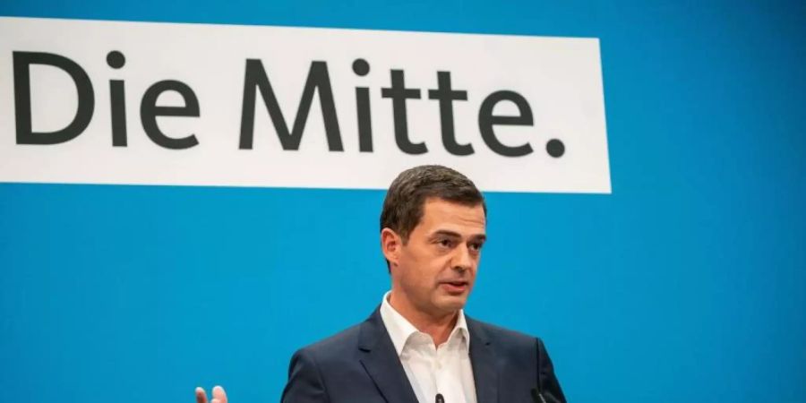 Mitte? Rechts? Links? Der Thüringer CDU-Landesvorsitzende Mike Mohring ist durch das Wahlergebnis in eine klassische Zwickmühle geraten. Foto: Michael Kappeler/dpa