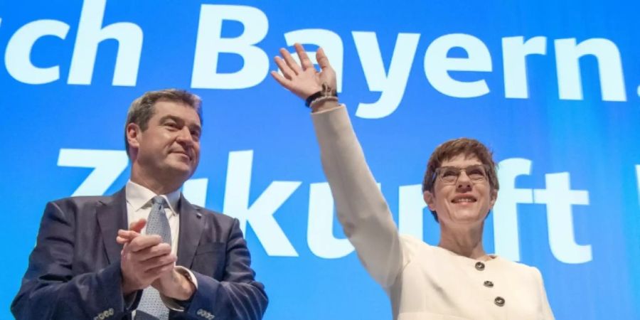 Kramp-Karrenbauer und Söder auf dem CSU-Parteitag