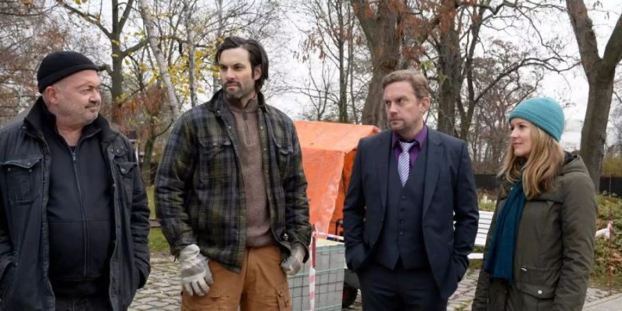 Otto Garber (Florian Martens, l) und Linett Wachow (Stefanie Stappenbeck) fragen Hannes Maischen (Max Simonischek, 2.v.l.) und Michael Carstens (Sebastian Bezzel) nach deren Alibis. Foto: ZDF/Katrin Knoke/dpa