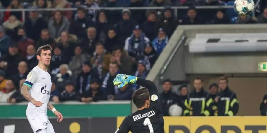 Schalkes Benito Raman (l) sorgte mit seinem 2:0 für die Vorentscheidung in Bielefeld. Foto: Friso Gentsch/dpa