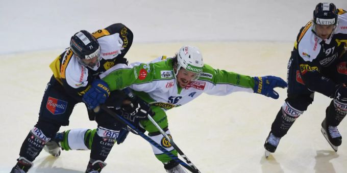 Ambrìs Patrick Incir (l.) im Duell mit Davos' Marco Wieser (m.), rechts Ambrìs Fabio Hofer. ambrì