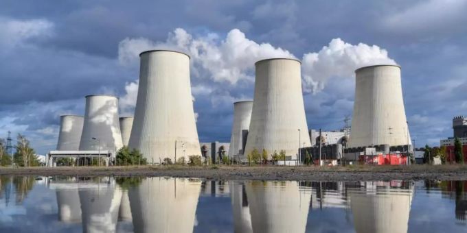 Blick auf Kühltürme eines Braunkohlekraftwerkes. Energie