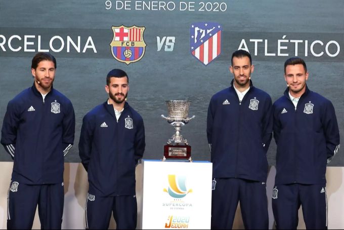 Sergio Ramos (Real Madrid), Jose Gaya (Valencia), Sergio Busquets (Barelona) und Saul Niguez (Atlético Madrid) hinter dem Supercup-Pokal. Supercup