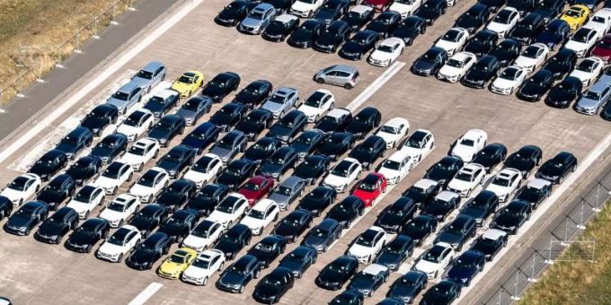 Fahrzeuge von Mercedes-Benz stehen vor der Auslieferung auf einem ehemaligen Flugplatz in Ahlhorn: Daimler verkaufte 2019 mehr Fahrzeuge der Kernmarke. Foto: Mohssen Assanimoghaddam/dpa Daimler
