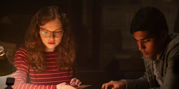 Stella (Zoe Colleti) und Ramón (Michael Garza) machen an Halloween eine seltsame Entdeckung. Scary Stories to Tell in the Dark