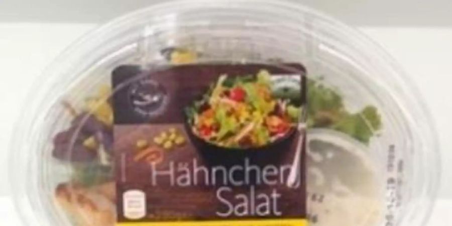 Die Produkte «Fresh Care Hähnchensalat mit Sylter Dressing» und «Fresh Care Hähnchensalat mit Senf Dressing» werden zurückgerufen. Foto: lebensmittelwarnung.de/dpa-imfocom