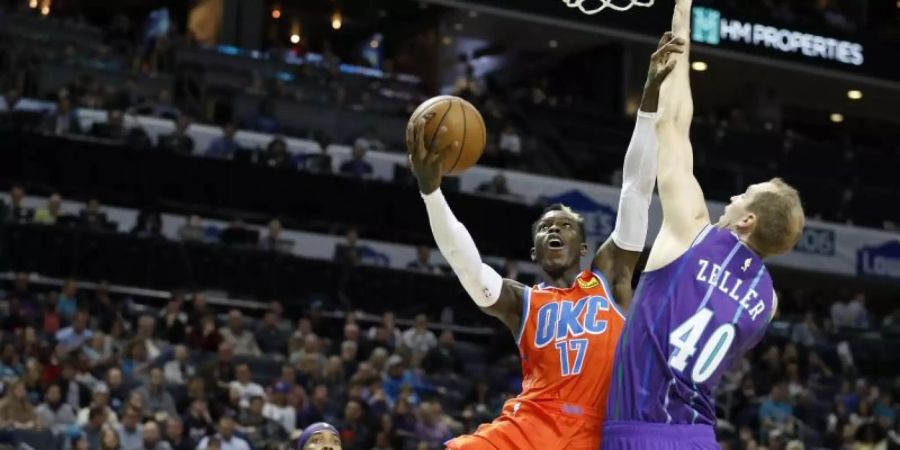 Oklahomas Dennis Schröder (r) erzielte 24 Punkte gegen die Charlotte Hornets. Foto: Bob Leverone/FR170480 AP/dpa