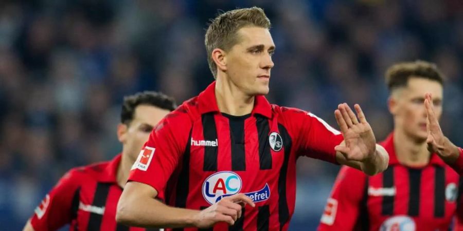 Hat eine besondere Art der Entspannung für sich gefunden: Freiburg-Torjäger Nils Petersen. Foto: Rolf Vennenbernd/dpa