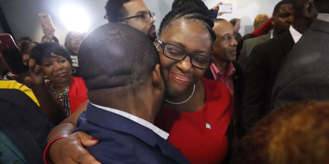 Die Mutter des Erschossenen umarmt einen Unterstützer nach Urteilsverkündung in Dallas. Amber Guyger Polizistin erschossen