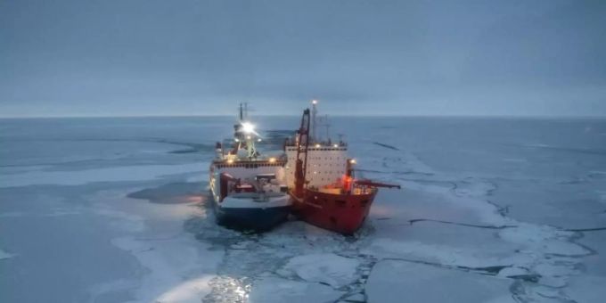 Der Forschungseisbrecher Polarstern (l) und der russische Eisbrecher Akademik Fedorov (r) liegen zwischen arktischen Eisschollen. Nach nur wenigen Tagen haben Wissenschaftler der Mosaic-Expedition eine Eisscholle gefunden, auf der sie das Forschungscamp für die einjährige Drift durch das Nordpolarmeer aufbauen wollen. Foto: Esther Horvath/Alfred-Wegener-Institut/dpa Forschung