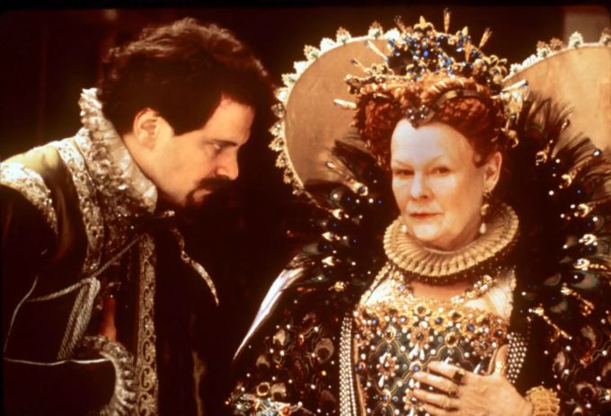 Lord Wessex, gespielt von Colin Firth, bittet um Wohlwollen bei Koenigin Elizabeth I., gespielt von Judi Dench. Judi Dench