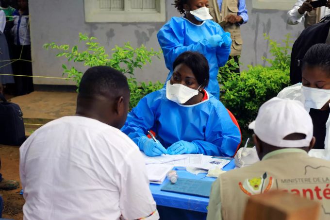 Ein Mitarbeiter der Weltgesundheitsorganisation (WHO) bereitet Impfungen gegen Ebola für Helfer vor. Ebola im Kongo