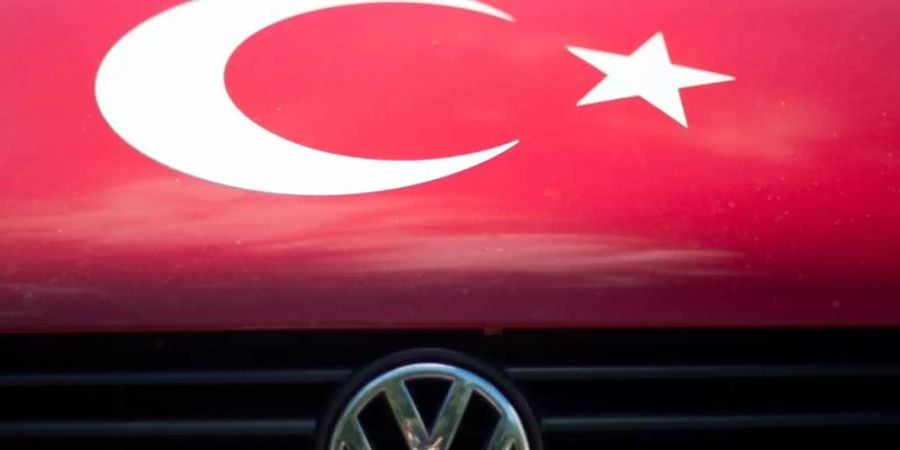 Angesichts der Militäroffensive der Türkei in Nordsyrien hängt nun ein Fragezeichen über einem geplanten VW-Werk nahe Izmir. Foto: Sebastian Gollnow/dpa