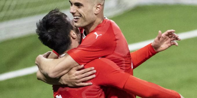 Nedim Bajrami (rechts) kann sich gegen Aserbaidschan als einziger Torschütze feiern lassen Nedim Bajrami (rechts) kann sich gegen Aserbaidschan als einziger Torschütze feiern lassen