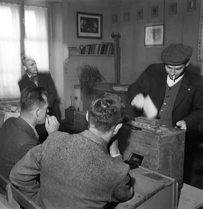 Urnengang anno 1947. Von Frauen keine Spur: Es sollte noch mehr als zwei Jahrzehnte dauern, bis das Frauenstimmrecht angenommen wurde. Wahlen 2019