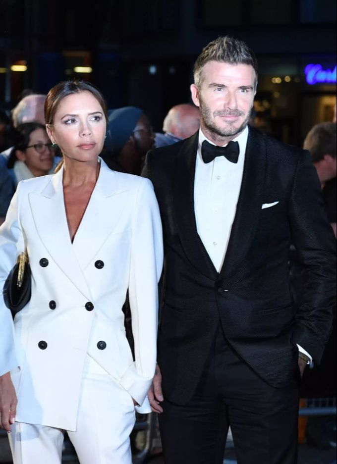 Victoria Beckham mit ihrem Mann 2019 auf dem roten Teppich. victoria beckham