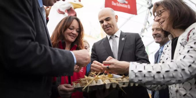 Bundesrat Alain Berset, macht beim «Eiertütschen» an den OLMA Messen in St. Gallen mit. berset olma