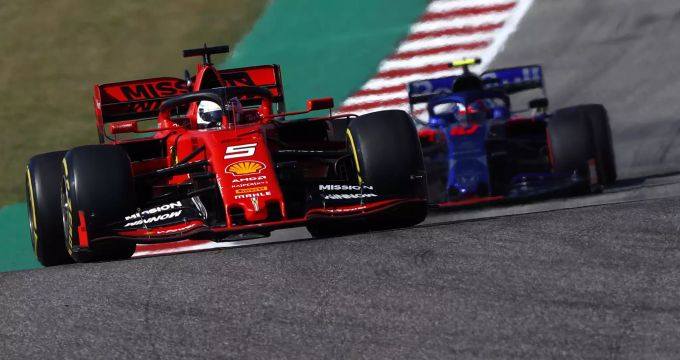 Sebastian Vettel musste seinen Ferrari in Austin schon früh abstellen – Max Verstappen glaubt, dass die Roten betrogen haben. Sebastian Vettel Max Verstappen