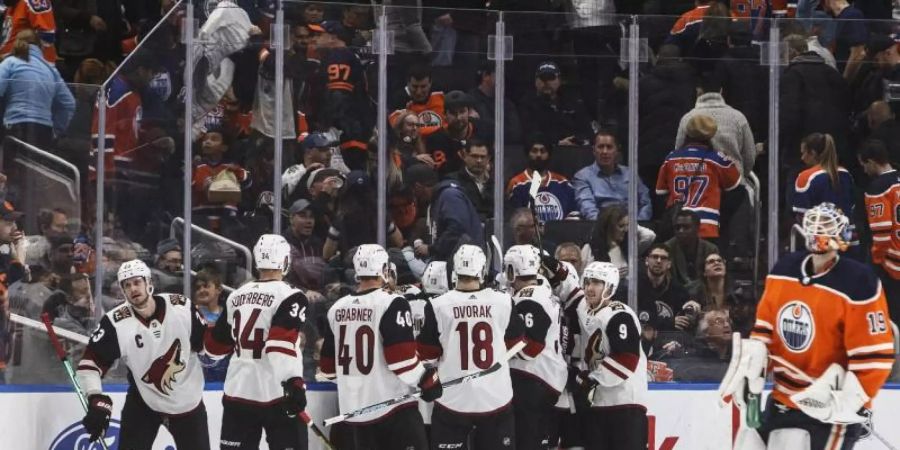 Die Edmonton Oilers zogen gegen die Arizona Coyotes (hinten) den Kürzeren. Foto: Jason Franson/The Canadian Press/AP/dpa