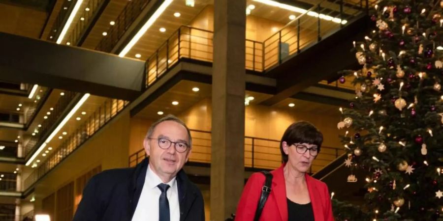 Norbert Walter-Borjans und Saskia Esken am Donnerstag auf dem Weg zum Kennlerntreffen mit den Vorsitzenden der Unions-Parteien. Foto: Fabian Sommer/dpa