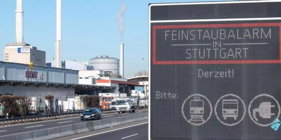 Ein Auto fährt an einem Schild vorbei, das auf den geltenden Feinstaubalarm in Stuttgart hinweist. Foto: Sebastian Gollnow/dpa