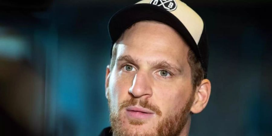 Der Deutsche Korbinian Holzer hat mit den Anaheim Ducks New York Islanders gewonnen. Foto: Monika Skolimowska/zb/dpa