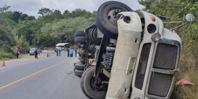 21 Tote - Bus und Lastwagen stossen in Guatemala zusammen