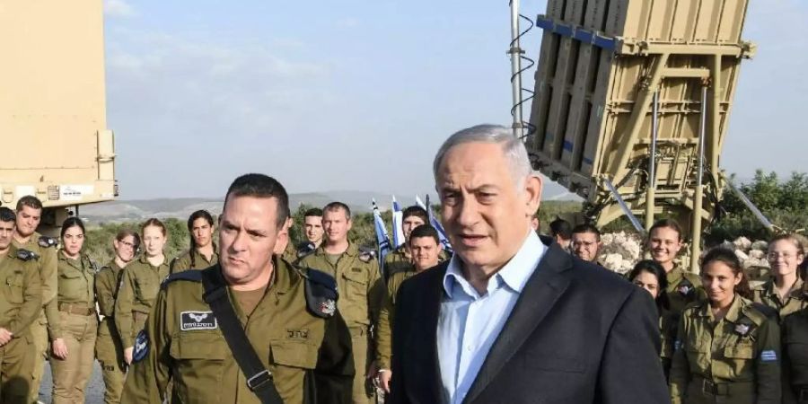 Benjamin Netanjahu (vorne,r), Premierminister von Israel, inspiziert das israelische Raketenabwehrsystem Iron Dome. Foto: Amos Ben-Gershom/GPO/dpa