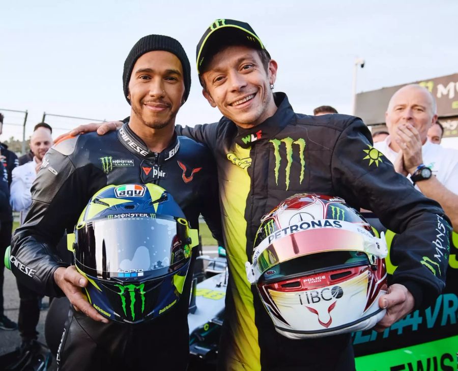 Lewis Hamilton und Valentino Rossi tauschten ihre Fahrzeuge und danach ihre Helme.