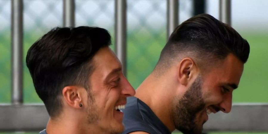 Özil (l.) und Kolasinac beim Training