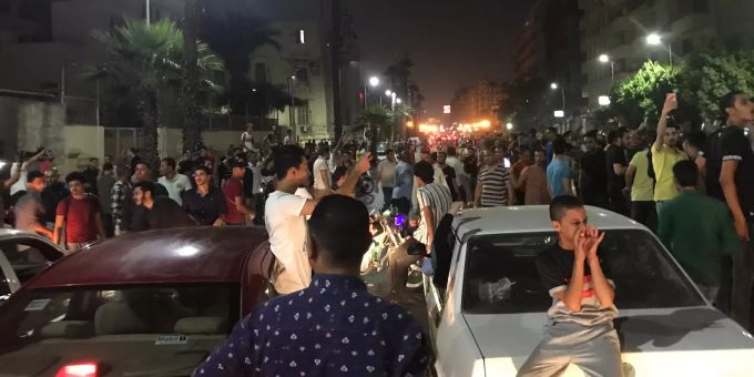 Demonstranten schreien Slogans, wenn sie versuchen, eine Straße während eines seltenen Protestes gegen die Regierung in der Innenstadt von Kairo zu blockieren. ägypten proteste