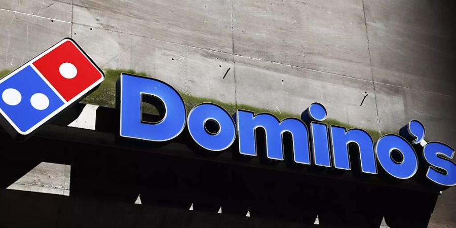 Das Logo der Fastfood-Kette Domino's wird auch nach der Strategieänderung des Mutterkonzerns in der Schweiz sichtbar bleiben. (Archivbild)