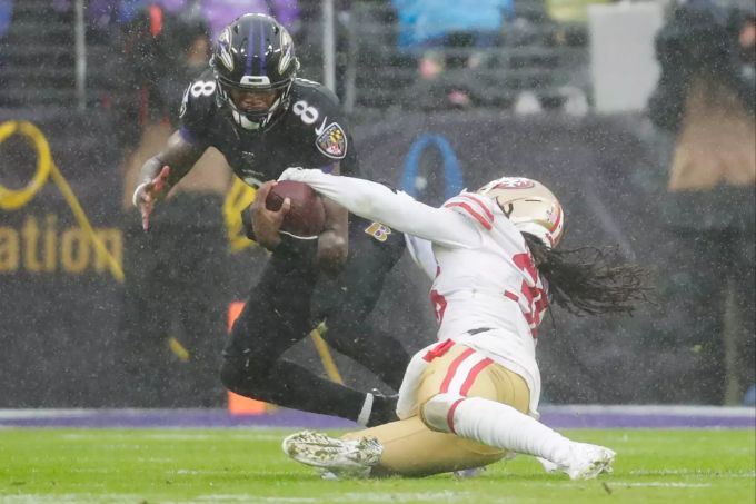 Lamar Jackson (links) und die Ravens bringen auch die 49ers zu Fall. NFL