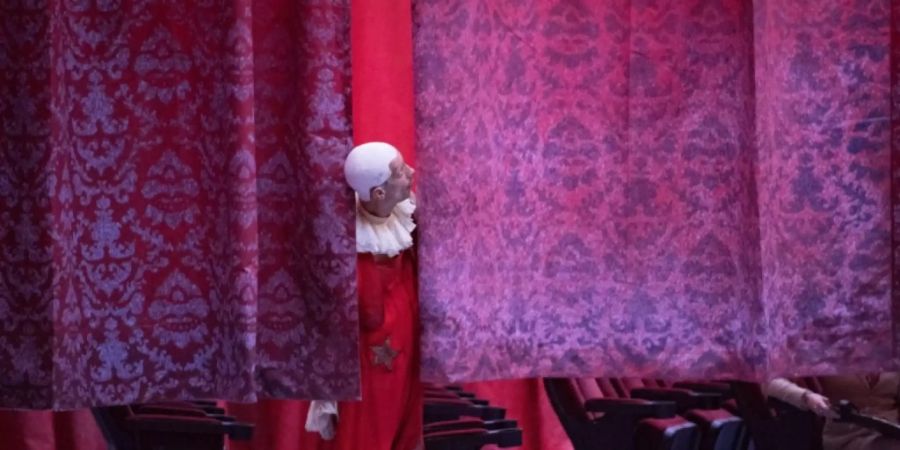 Der Blick (hier von Merlin aus der Dreispartenproduktion «König Arthur») ist nach oben gerichtet: Das Theater Basel konnte in der Spielzeit 2018/2019 die Zuschauerzahlen erneut steigern.
