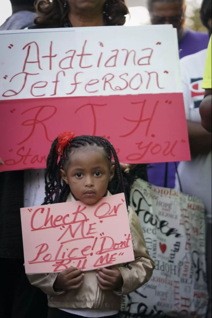 Menschen trauern um die erschossene Atatiana Jefferson im US-Bundesstaat Texas. USA