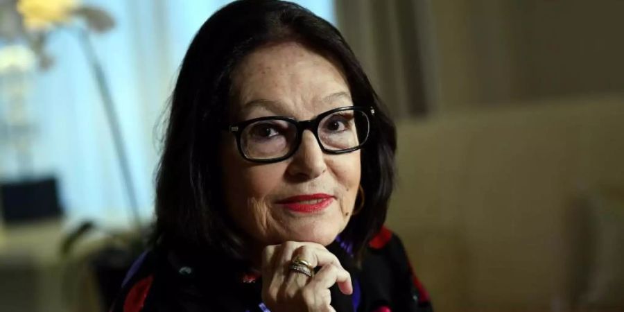 Die Sängerin mit der schwarzen Brille - Nana Mouskouri wird 85. Foto: Britta Pedersen/dpa