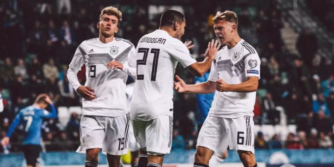 Gündogan (Nr. 27) jubelt mit seinen Teamkollegen vom DFB nach seinem ersten Tor. DFB Estland Deutschland Gündogan