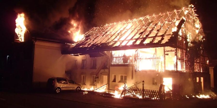 mehrfamilienhaus komplett zerstört