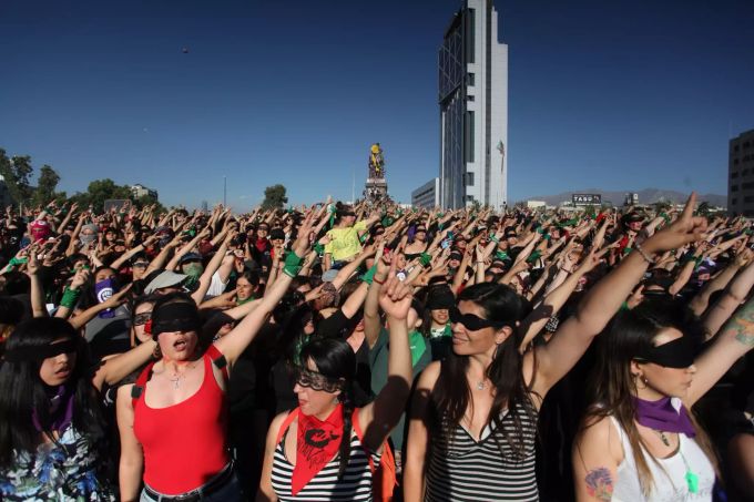 Zahlreiche Frauen performen «Der Vergewaltiger bist du» in der chilenischen Haupstadt. Die Performance der feministischen Gruppe «Las Tesis» aus Chile geht um die Welt. Foto: Ailen Diaz Feministische Performance