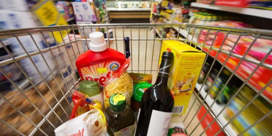 Supermarkt in Straubing: Am deutlichsten stiegen die Preise für Lebensmittel, Alkohol und Tabak. Foto: Armin Weigel/dpa