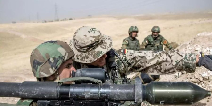 Die Bundeswehr bildet im Nordirak kurdische Peschmerga aus - dieser Einsatz geht vorerst weiter. Foto: Michael Kappeler/dpa