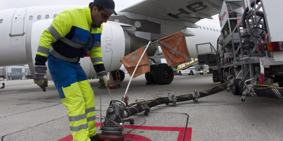 Flugzeug tanken.