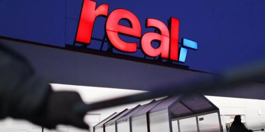 Wende bei Real: Nach einer monatelangen Hängepartie will der Handelskonzern Metro die Supermarktkette an ein Konsortium um den Investor X-Bricks verkaufen. Foto: Oliver Berg/dpa