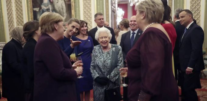 Queen Elizabeth II. strahlt und lächelt die Sorgen weg: Am NATO-Empfang im Palast gibt sich die Queen tapfer. Britain NATO queen elizabeth