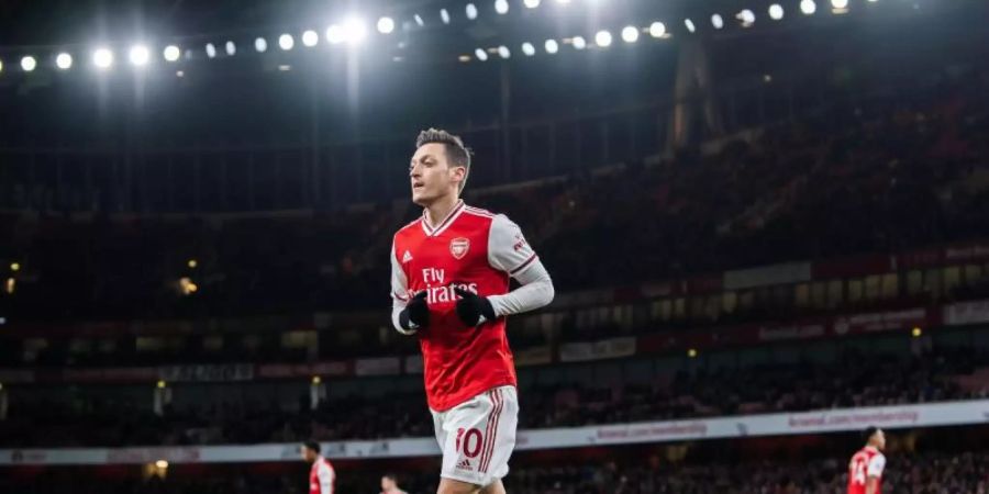 Mesut Özil vom FC Arsenal trabt über das Spielfeld: Die Gunners unterliegen daheim Brighton mit 1:2. Foto: Vegard Wivestad Grã˜tt/Bildbyran via ZUMA Press/dpa